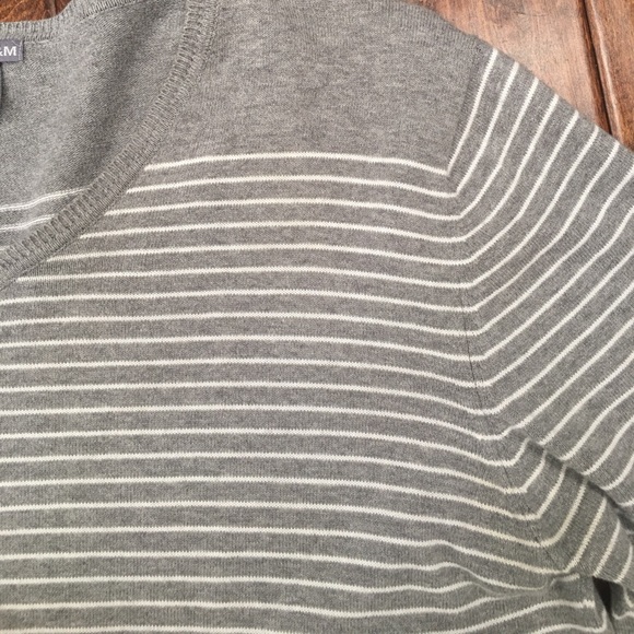 V-neck sweater - Picture 3 of 5